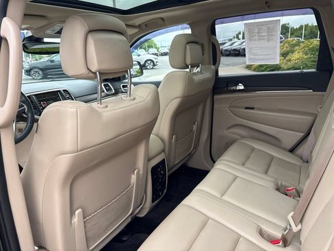 Used 2017 Jeep Grand Cherokee Limited w/ Luxury Group II AWD/4WD image 32