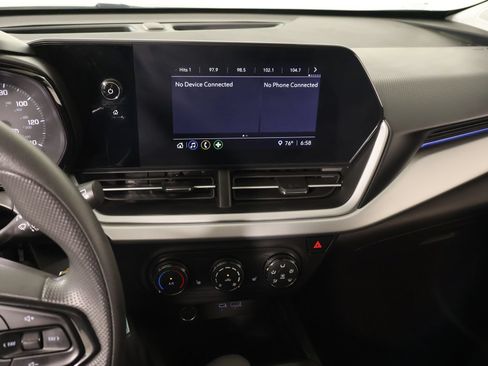 Used 2024 Chevrolet Trax LS w/ LS Convenience Package FWD image 5