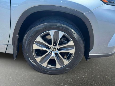 Used 2021 Toyota Highlander XLE AWD/4WD image 8