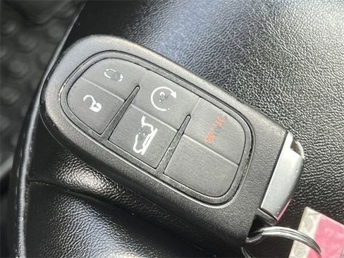 Used 2022 Jeep Cherokee Trailhawk image 32