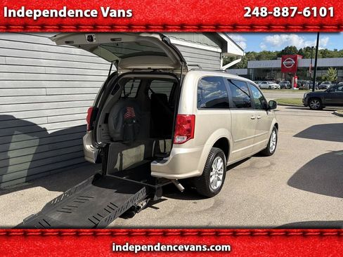 Used 2015 Dodge Grand Caravan SXT FWD image 1