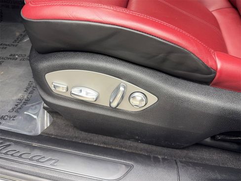 Used 2023 Porsche Macan Turbo image 28