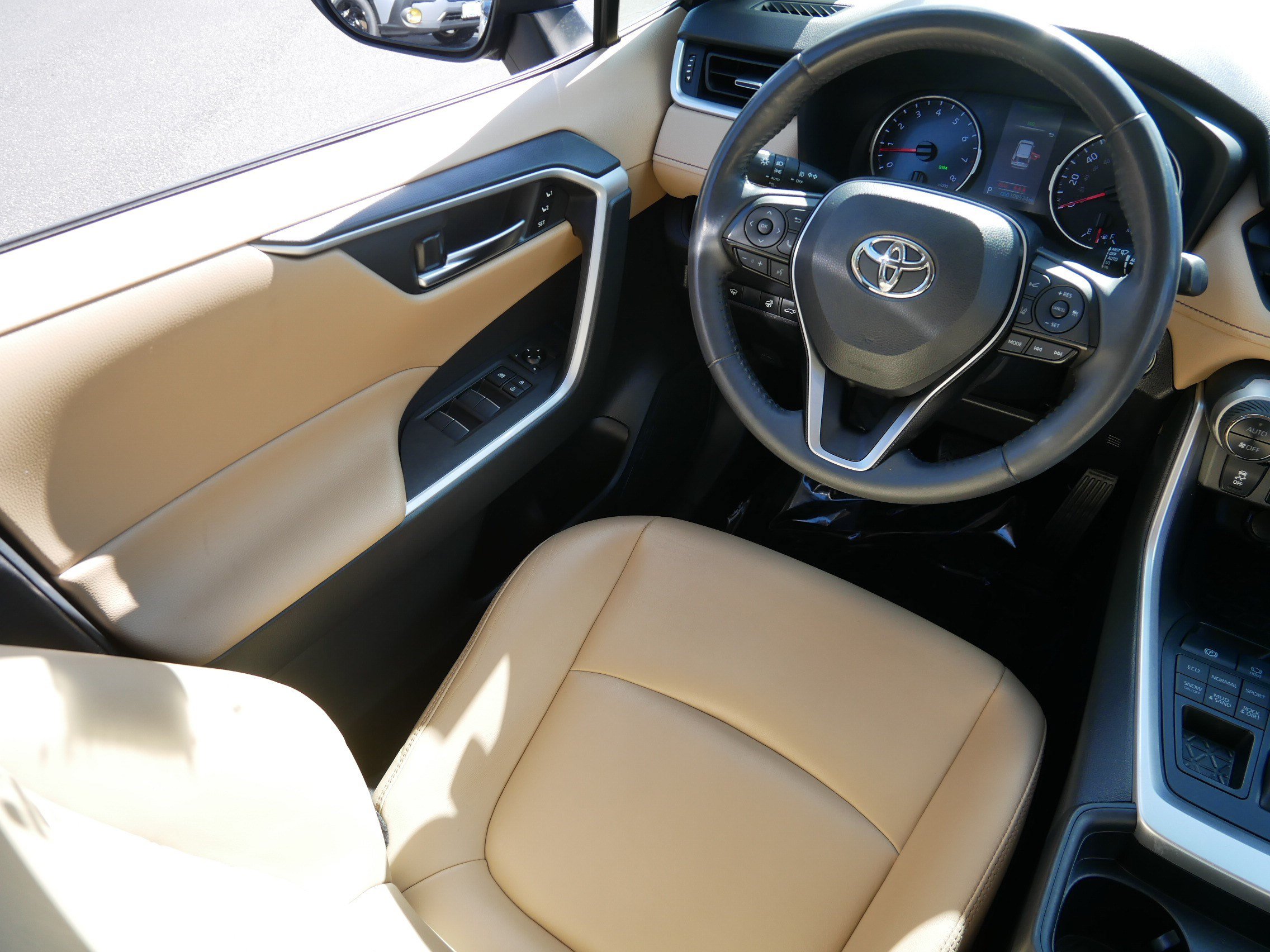 Used 2019 Toyota RAV4 XLE Premium w/ Cold Weather Package AWD/4WD image 9