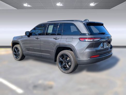 Used 2023 Jeep Grand Cherokee Altitude image 3