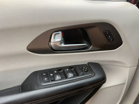Used 2020 Chrysler Pacifica Touring-L FWD image 24