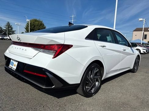Used 2025 Hyundai Elantra SEL FWD image 5