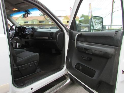 Used 2007 Chevrolet Silverado 2500 LT w/ 2LT Convenience Package AWD/4WD image 26