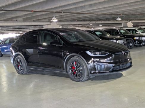 Used 2023 Tesla Model X Plaid image 3