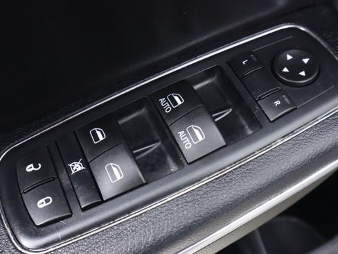 Used 2016 Chrysler 300 C RWD image 28