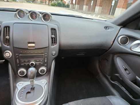Used 2011 Nissan 370Z Touring image 17