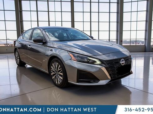 Used 2025 Nissan Altima 2.5 SV FWD image 36