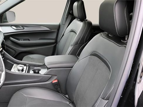 New 2025 Jeep Grand Cherokee Altitude image 12