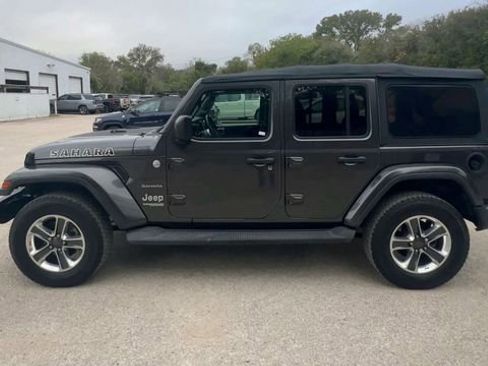 Used 2018 Jeep Wrangler Unlimited Sahara AWD/4WD image 5