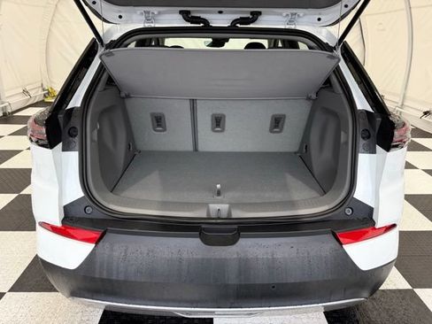 Used 2023 Chevrolet Bolt EUV Premier w/ Sun & Sound Package FWD image 4