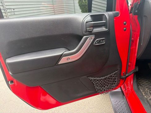 Used 2018 Jeep Wrangler Unlimited Sahara AWD/4WD image 9