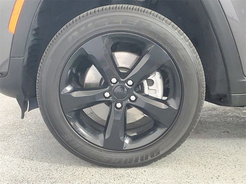 Used 2025 Jeep Grand Cherokee L Altitude image 8