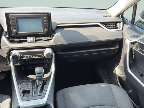 Used 2020 Toyota RAV4 LE w/ Carpet Mat Package AWD/4WD image 12