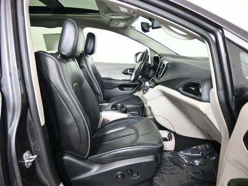 Used 2020 Chrysler Pacifica Limited image 13