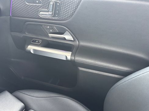 Used 2024 Mercedes-Benz GLB 250 image 30