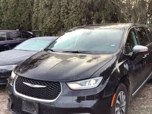 Used 2023 Chrysler Pacifica Limited image 1