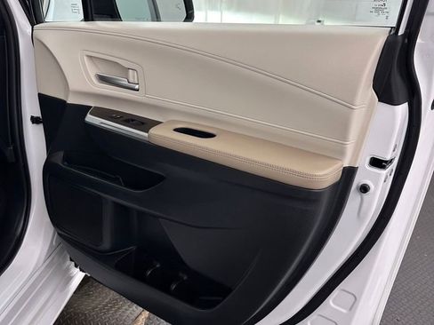 Used 2022 Toyota Sienna XLE AWD/4WD image 32