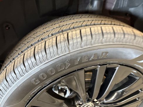 Certified 2024 Toyota Venza Nightshade image 33