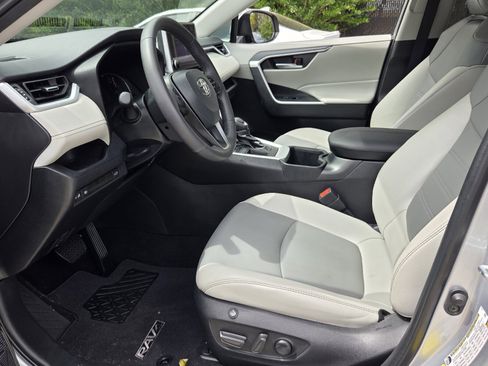 Used 2023 Toyota RAV4 XLE Premium image 13