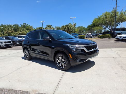 Certified 2022 Kia Seltos EX AWD/4WD image 2