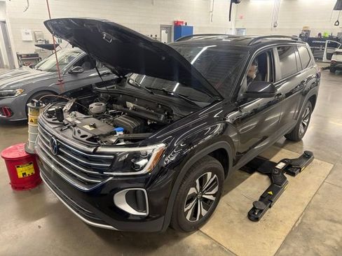 Certified 2025 Volkswagen Atlas SE FWD image 2