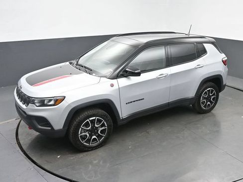 Used 2024 Jeep Compass Trailhawk w/ Sun and Sound Group AWD/4WD image 39