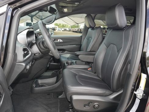 Used 2026 Chrysler Pacifica Select FWD image 23