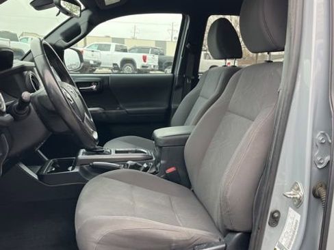 Used 2019 Toyota Tacoma TRD Sport w/ Technology Package image 35