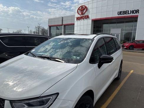 Used 2025 Chrysler Pacifica Limited image 35