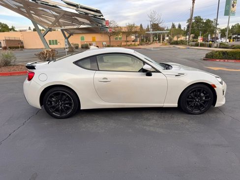 Used 2018 Toyota 86 RWD image 7