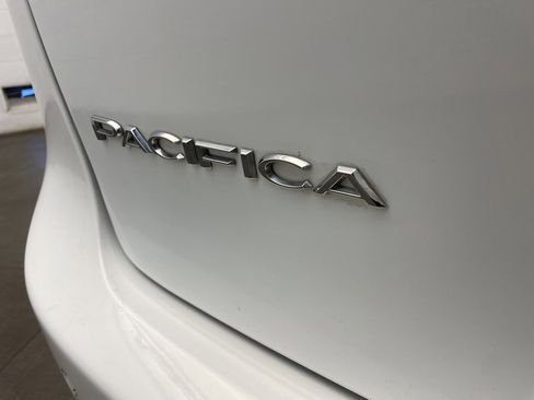 Used 2017 Chrysler Pacifica Touring-L Plus image 8