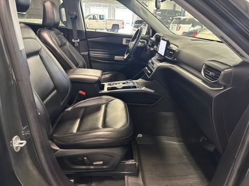 Used 2022 Ford Explorer XLT w/ Equipment Group 202A AWD/4WD image 26