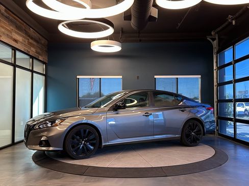 Used 2022 Nissan Altima 2.5 SR w/ Midnight Edition Package image 7