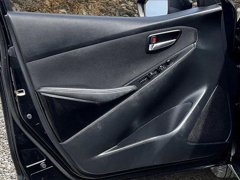 Used 2017 Toyota Yaris iA image 18