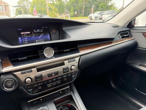 Used 2016 Lexus ES 350 w/ Premium Package w/Wood Trim FWD image 13