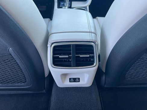 Used 2025 Genesis G70 2.5T image 17