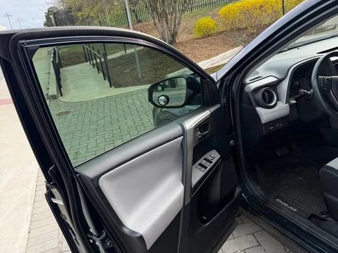 Used 2018 Toyota RAV4 XLE FWD image 5