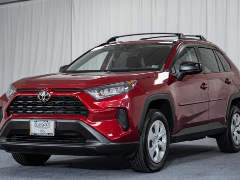 Used 2021 Toyota RAV4 LE image 3