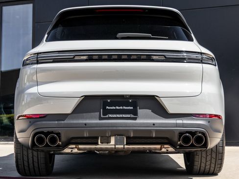 Certified 2025 Porsche Cayenne image 10