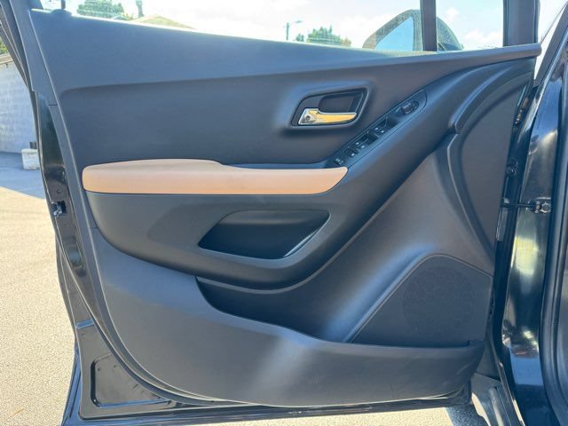 Used 2017 Chevrolet Trax LT w/ Driver Confidence Package FWD image 7