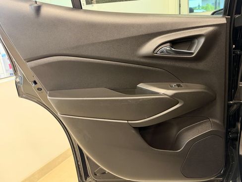 Used 2025 Chevrolet Trax RS w/ Sunroof Package FWD image 25