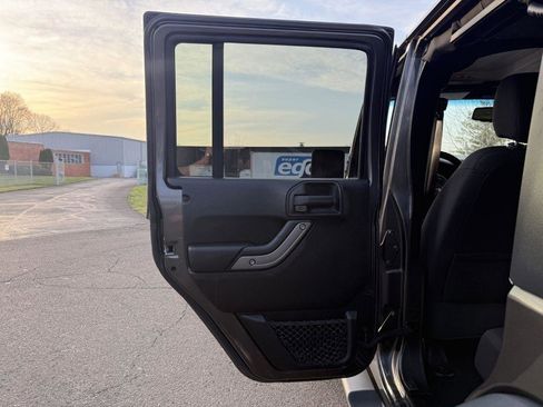 Used 2018 Jeep Wrangler Unlimited Sport S image 19