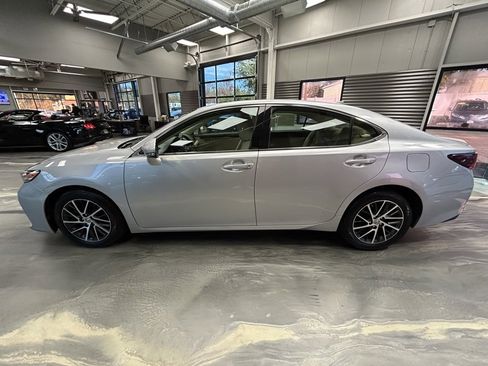 Used 2017 Lexus ES 350 350 w/ Luxury Package image 36