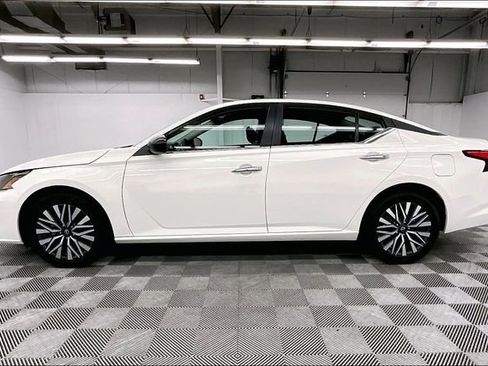 Used 2025 Nissan Altima 2.5 SV image 14