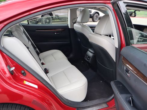 Used 2015 Lexus ES 350 w/ Luxury Package FWD image 30