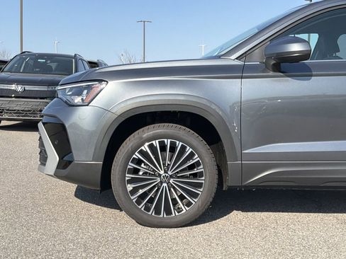 New 2026 Volkswagen Taos SE FWD image 9